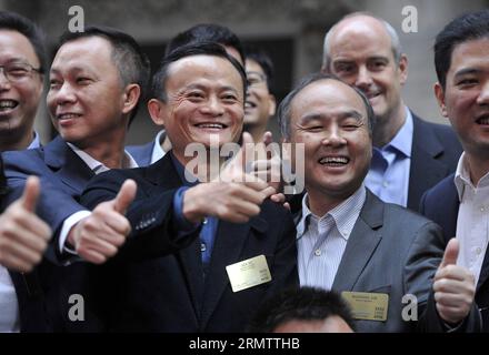 (140919) -- NEW YORK, 19 settembre 2014 -- Jack ma (L, front), presidente del Consiglio di amministrazione di Alibaba Group, gesti come arriva alla Borsa di New York il 19 settembre 2014. Il gigante cinese dell'e-commerce Alibaba inizierà a fare trading alla Borsa di New York venerdì. )(bxq) US-NEW YORK-ALIBABA-IPO WangxLei PUBLICATIONxNOTxINxCHN Foto Stock