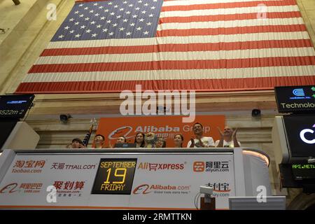 (140919) -- NEW YORK, 19 settembre 2014 -- otto rappresentanti di Alibaba suonano la campana di apertura della Borsa di New York il 19 settembre 2014. Venerdì mattina, il gigante cinese dell'e-commerce Alibaba Group ha suonato la campana di apertura alla Borsa di New York (NYSE), segnando la sua offerta pubblica iniziale (IPO) a Wall Street. )(bxq) US-NEW YORK-ALIBABA-IPO WangxLei PUBLICATIONxNOTxINxCHN Foto Stock