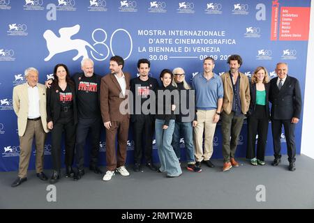 Venezia, Italia. 30 agosto 2023. I membri della giuria Laura Poitras, Martin McDonagh, Santiago Mitre, il presidente della giuria Damien Chazelle, i membri della giuria Shu Qi, Jane Campion, Gabriele Mainetti, Saleh Bakri e mia Hansen-Love partecipano a una photocall al 80° Festival Internazionale del Cinema di Venezia il 30 agosto 2023 a Venezia, Italia. Foto di Marco Piovanotto/ABACAPRESS.COM credito: Abaca Press/Alamy Live News Foto Stock
