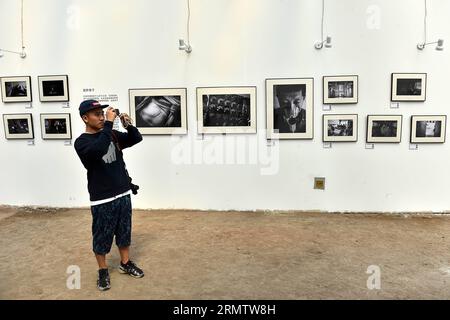 (140920) -- PINGYAO, 19 settembre 2014 -- Un visitatore scatta foto al 14° Pingyao International Photography Festival a Pingyao, nella provincia dello Shanxi della Cina settentrionale, 19 settembre 2014. La mostra si svolge qui dal 19 al 25 settembre, mostrando circa 20.000 foto di oltre 2.000 fotografi in tutto il mondo. ) (wf) CHINA-PINGYAO-PIP(CN) ZhanxYan PUBLICATIONxNOTxINxCHN Pingyao 19 settembre 2014 un visitatore scatta foto AL 14° Pingyao International Photography Festival a Pingyao nella provincia dello Shanxi della Cina settentrionale 19 settembre 2014 la mostra si svolge qui dal 19 al 25 settembre mostrando circa 20 000 foto di oltre 2 000 Phot Foto Stock