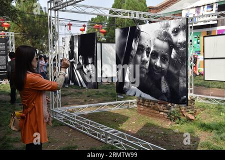 (140920) -- PINGYAO, 19 settembre 2014 -- Un visitatore scatta foto al 14° Pingyao International Photography Festival a Pingyao, nella provincia dello Shanxi della Cina settentrionale, 19 settembre 2014. La mostra si svolge qui dal 19 al 25 settembre, mostrando circa 20.000 foto di oltre 2.000 fotografi in tutto il mondo. ) (wf) CHINA-PINGYAO-PIP(CN) ZhanxYan PUBLICATIONxNOTxINxCHN Pingyao 19 settembre 2014 un visitatore scatta foto AL 14° Pingyao International Photography Festival a Pingyao nella provincia dello Shanxi della Cina settentrionale 19 settembre 2014 la mostra si svolge qui dal 19 al 25 settembre mostrando circa 20 000 foto di oltre 2 000 Phot Foto Stock