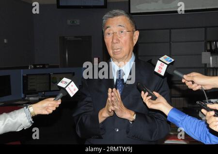 (140920) -- GINEVRA, 18 settembre 2014 -- il premio Nobel Samuel Ting è intervistato nel laboratorio di Ginevra, Svizzera, 18 settembre 2014. Il team Alpha Magnetic Spectrometer (AMS) guidato da Ting ha annunciato giovedì nuovi risultati nella ricerca della materia oscura, spargendo più luce sull'esistenza della materia oscura. I raggi cosmici sono particelle cariche ad alta energia che permeano lo spazio. L'AMS, un rivelatore di fisica delle particelle installato sulla stazione spaziale Internazionale (ISS), è progettato per studiarle prima che abbiano la possibilità di interagire con l'atmosfera terrestre. (ZJY) SVIZZERA-GINEVRA-AMS-MATERIA OSCURA Foto Stock