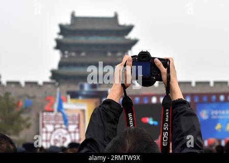 (140920) -- PINGYAO, 19 settembre 2014 -- Un visitatore scatta foto al 14° Pingyao International Photography Festival a Pingyao, nella provincia dello Shanxi della Cina settentrionale, 19 settembre 2014. La mostra si svolge qui dal 19 al 25 settembre, mostrando circa 20.000 foto di oltre 2.000 fotografi in tutto il mondo. ) (wf) CHINA-PINGYAO-PIP(CN) ZhanxYan PUBLICATIONxNOTxINxCHN Pingyao 19 settembre 2014 un visitatore scatta foto AL 14° Pingyao International Photography Festival a Pingyao nella provincia dello Shanxi della Cina settentrionale 19 settembre 2014 la mostra si svolge qui dal 19 al 25 settembre mostrando circa 20 000 foto di oltre 2 000 Phot Foto Stock