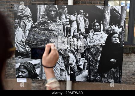 (140920) -- PINGYAO, 19 settembre 2014 -- Un visitatore scatta foto al 14° Pingyao International Photography Festival a Pingyao, nella provincia dello Shanxi della Cina settentrionale, 19 settembre 2014. La mostra si svolge qui dal 19 al 25 settembre, mostrando circa 20.000 foto di oltre 2.000 fotografi in tutto il mondo. ) (wf) CHINA-PINGYAO-PIP(CN) ZhanxYan PUBLICATIONxNOTxINxCHN Pingyao 19 settembre 2014 un visitatore scatta foto AL 14° Pingyao International Photography Festival a Pingyao nella provincia dello Shanxi della Cina settentrionale 19 settembre 2014 la mostra si svolge qui dal 19 al 25 settembre mostrando circa 20 000 foto di oltre 2 000 Phot Foto Stock