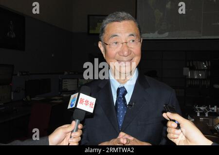 (140920) -- GINEVRA, 18 settembre 2014 -- il premio Nobel Samuel Ting è intervistato nel laboratorio di Ginevra, Svizzera, 18 settembre 2014. Il team Alpha Magnetic Spectrometer (AMS) guidato da Ting ha annunciato giovedì nuovi risultati nella ricerca della materia oscura, spargendo più luce sull'esistenza della materia oscura. I raggi cosmici sono particelle cariche ad alta energia che permeano lo spazio. L'AMS, un rivelatore di fisica delle particelle installato sulla stazione spaziale Internazionale (ISS), è progettato per studiarle prima che abbiano la possibilità di interagire con l'atmosfera terrestre. (ZJY) SVIZZERA-GINEVRA-AMS-MATERIA OSCURA Foto Stock