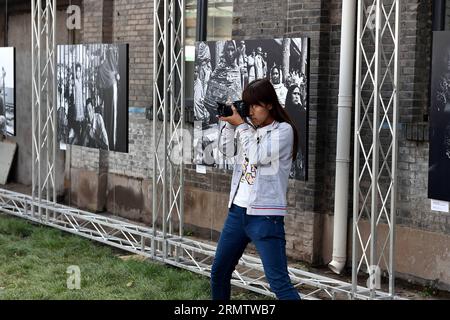 (140920) -- PINGYAO, 19 settembre 2014 -- Un visitatore scatta foto al 14° Pingyao International Photography Festival a Pingyao, nella provincia dello Shanxi della Cina settentrionale, 19 settembre 2014. La mostra si svolge qui dal 19 al 25 settembre, mostrando circa 20.000 foto di oltre 2.000 fotografi in tutto il mondo. ) (wf) CHINA-PINGYAO-PIP(CN) ZhanxYan PUBLICATIONxNOTxINxCHN Pingyao 19 settembre 2014 un visitatore scatta foto AL 14° Pingyao International Photography Festival a Pingyao nella provincia dello Shanxi della Cina settentrionale 19 settembre 2014 la mostra si svolge qui dal 19 al 25 settembre mostrando circa 20 000 foto di oltre 2 000 Phot Foto Stock