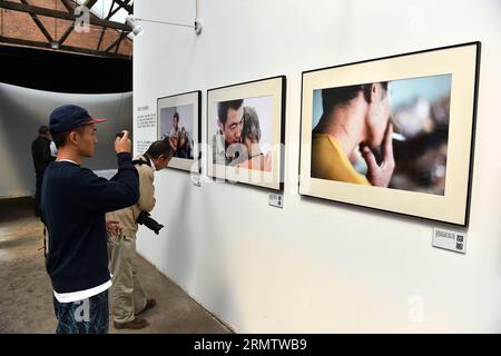 (140920) -- PINGYAO, 19 settembre 2014 -- Un visitatore scatta foto al 14° Pingyao International Photography Festival a Pingyao, nella provincia dello Shanxi della Cina settentrionale, 19 settembre 2014. La mostra si svolge qui dal 19 al 25 settembre, mostrando circa 20.000 foto di oltre 2.000 fotografi in tutto il mondo. ) (wf) CHINA-PINGYAO-PIP(CN) ZhanxYan PUBLICATIONxNOTxINxCHN Pingyao 19 settembre 2014 un visitatore scatta foto AL 14° Pingyao International Photography Festival a Pingyao nella provincia dello Shanxi della Cina settentrionale 19 settembre 2014 la mostra si svolge qui dal 19 al 25 settembre mostrando circa 20 000 foto di oltre 2 000 Phot Foto Stock