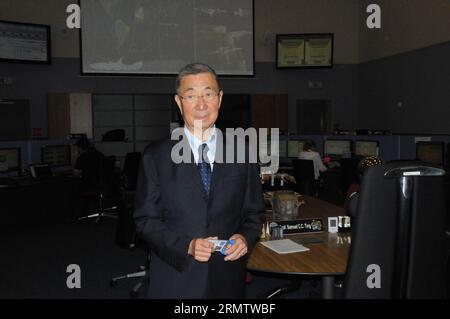 (140920) -- GINEVRA, 18 settembre 2014 -- il premio Nobel Samuel Ting è intervistato nel laboratorio di Ginevra, Svizzera, 18 settembre 2014. Il team Alpha Magnetic Spectrometer (AMS) guidato da Ting ha annunciato giovedì nuovi risultati nella ricerca della materia oscura, spargendo più luce sull'esistenza della materia oscura. I raggi cosmici sono particelle cariche ad alta energia che permeano lo spazio. L'AMS, un rivelatore di fisica delle particelle installato sulla stazione spaziale Internazionale (ISS), è progettato per studiarle prima che abbiano la possibilità di interagire con l'atmosfera terrestre. (ZJY) SVIZZERA-GINEVRA-AMS-MATERIA OSCURA Foto Stock