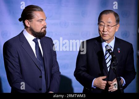 (140920) -- NEW YORK, 20 settembre 2014 -- il Segretario generale delle Nazioni Unite Ban Ki-Moon (R) parla come l'attore americano Leonardo DiCaprio guarda durante una cerimonia per la sua designazione come Messaggero della Pace delle Nazioni Unite presso la sede delle Nazioni Unite a New York, il 20 settembre 2014. In qualità di Messaggero di Pace delle Nazioni Unite con particolare attenzione al cambiamento climatico, DiCaprio si rivolgerà al Vertice sul clima delle Nazioni Unite il 23 settembre a New York. ) Un-NEW YORK-MESSENGER OF PEACE-DICAPRIO NiuxXiaolei PUBLICATIONxNOTxINxCHN New York 20 settembre 2014 il Segretario generale delle Nazioni Unite Ban KI Moon r parla come l'attore americano Leonardo DiCaprio guarda durante una cerimonia per la sua Foto Stock