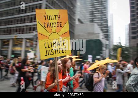 (140921) -- NEW YORK, 21 settembre 2014 -- le persone camminano lungo la 6th Avenue mentre si separano nella People's Climate March a Manhattan, New York, Stati Uniti il 21 settembre 2014. Centinaia di migliaia di persone hanno partecipato alla marcia qui di domenica, chiedendo maggiore attenzione e maggiore azione sulla questione del cambiamento climatico. ) US-NEW YORK-PEOPLE'S CLIMATE MARCH NiuxXiaolei PUBLICATIONxNOTxINxCHN New York Sept 21 2014 celebrità camminano lungo la 6th Avenue mentre nel CLIMA DELLE celebrità marzo a Manhattan New York Stati Uniti IL 21 settembre 2014 centinaia di migliaia di celebrità Foto Stock