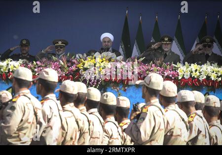 (140922) -- TEHERAN, 22 settembre 2014 -- il presidente iraniano Hassan Rouhani (C) esamina una parata militare che segna il 34° anniversario dell'inizio della guerra Iran-Iraq del 1980-1988 a Teheran, capitale dell'Iran, il 22 settembre 2014. ) IRAN-TEHERAN-MILITARY PARADE AhmadxHalabisaz PUBLICATIONxNOTxINxCHN TEHERAN 22 settembre 2014 il presidente iraniano Hassan Rouhani C Recensioni una parata militare che segna il 34 ° anniversario dell'INIZIO del 1980 1988 Iran Iraq era a TEHERAN capitale dell'Iran IL 22 settembre 2014 Iran TEHERAN Military Parade AhmadxHalabisaz PUBLICATIONXNOTxINxCHN Foto Stock