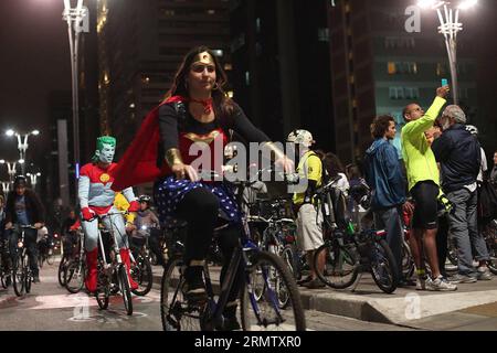 (140923) -- SAN PAOLO, 22 settembre 2014 -- persone mascherate prendono parte a una pista ciclabile per celebrare la giornata mondiale dell'auto a San Paolo, Brasile, il 22 settembre 2014. Rahel Patrasso) BRAZIL-SAO PAULO-SOCIETY-CAR FREE DAY e RahelxPatrasso PUBLICATIONxNOTxINxCHN Sao Paulo 22 settembre 2014 celebrità mascherate prendere parte a una pista CICLABILE per celebrare la giornata mondiale senza auto a San Paolo in Brasile IL 22 settembre 2014 Rahel Brazil Sao Paulo Society Car Free Day e PUBLICATIONXNOTxINxCHN Foto Stock