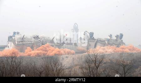 (140923) -- PECHINO, 23 settembre 2014 -- la foto del file scattata il 27 febbraio 2014 mostra una fabbrica di cemento demolita nella contea di Pingshan, nella provincia di Hebei nella Cina settentrionale. Le emissioni di carbonio della Cina hanno registrato il più grande calo degli ultimi anni, poiché la nazione promuove il riadeguamento strutturale per migliorare la qualità della crescita. Nella prima metà del 2014, l'intensità di carbonio della Cina è stata ridotta di circa il 5%, il calo più grande in molti anni. Le emissioni di anidride carbonica per unità di prodotto interno lordo sono diminuite del 28,56% entro il 2013 rispetto al livello del 2005, o una riduzione di 2,5 miliardi di tonnellate di emissioni di anidride carbonica, secondo la Foto Stock