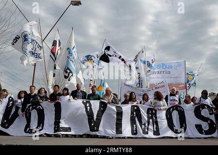 BUENOS AIRES, 22 settembre 2014 -- le persone partecipano a una marcia presso la Facoltà di Scienze sociali dell'Università Nazionale del Centro (UNICEN, per il suo acronimo in spagnolo), nella provincia di Olavarria, Buenos Aires, Argentina, il 22 settembre, 2014. la marcia si è svolta a margine del processo sui crimini contro l'umanità a Mount Peloni Place durante l'ultima dittatura militare, presso la Facoltà di Scienze sociali dell'UNICEN, secondo la stampa locale. Osvaldo Fanton/) ARGENTINA-BUENOS AIRES-SOCIETY-MARCH TELAM PUBLICATIONxNOTxINxCHN Buenos Aires 22 settembre 2014 le celebrità partecipano a un Mar Foto Stock