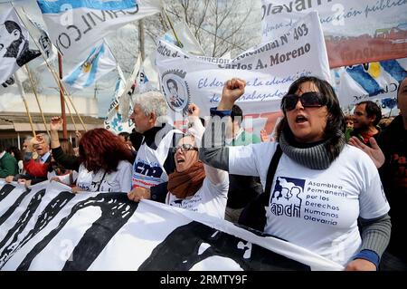 BUENOS AIRES, 22 settembre 2014 -- le persone partecipano a una marcia presso la Facoltà di Scienze sociali dell'Università Nazionale del Centro (UNICEN, per il suo acronimo in spagnolo), nella provincia di Olavarria, Buenos Aires, Argentina, il 22 settembre, 2014. la marcia si è svolta a margine del processo sui crimini contro l'umanità a Mount Peloni Place durante l'ultima dittatura militare, presso la Facoltà di Scienze sociali dell'UNICEN, secondo la stampa locale. Osvaldo Fanton/) ARGENTINA-BUENOS AIRES-SOCIETY-MARCH TELAM PUBLICATIONxNOTxINxCHN Buenos Aires 22 settembre 2014 le celebrità partecipano a un Mar Foto Stock