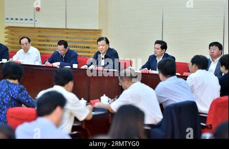 (140923) -- PECHINO, 23 settembre 2014 -- Liu Yunshan, membro del comitato permanente dell'Ufficio politico del Comitato centrale del Partito Comunista Cinese (PCC) e presidente della scuola superiore del PCC, presiede un simposio sul 60 ° anniversario dell'istituzione di corsi di formazione per funzionari di minoranze etniche provenienti dalla regione autonoma di Xinjiang Uygur a Pechino, capitale della Cina, 23 settembre 2014. ) (Zkr) CHINA-BEIJING-LIU YUNSHAN-SYMPOSIUM(CN) LixTao PUBLICATIONxNOTxINxCHN Pechino 23 settembre 2014 Liu Yunshan membro del Comitato Thing dell'Ufficio politico della Communis Foto Stock