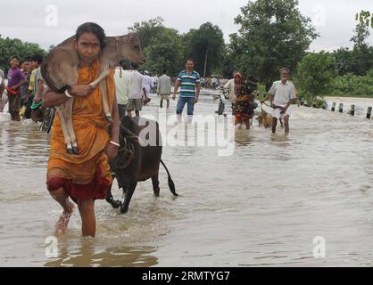 Le persone colpite dalle inondazioni si spostano verso luoghi più sicuri poiché i loro villaggi sono stati sommersi dall'acqua di inondazione a seguito di pesanti piogge monsoniche nel distretto di Goalpara, nello stato nordorientale dell'Assam, 23 settembre 2014. ) (Lyi) INDIA-ASSAM-INONDAZIONE Stringer PUBLICATIONxNOTxINxCHN le celebrità colpite dall'inondazione si spostano verso luoghi più sicuri in quanto i loro villaggi sono stati sommersi dall'acqua alluvionale a seguito delle pesanti piogge monsoniche nello Stato dell'Assam del nord-est del distretto dell'India 23 settembre 2014 lyi India Assam Flood Stringer PUBLICATIONXINxCHN Foto Stock