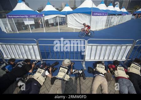 (140925) -- INCHEON, 25 settembre 2014 -- un'atleta gareggia durante la gara finale femminile di triathlon ai diciassettesimi Giochi asiatici di Incheon, Corea del Sud, 25 settembre 2014. Ueda ai del Giappone ha vinto la medaglia d'oro. )(lz) (SP)COREA DEL SUD-INCHEON-17TH ASIAN GAMES-TRIATHLON FeixMaohua PUBLICATIONxNOTxINxCHN Incheon Sept 25 2014 to Athlete compete durante la finale femminile del Triathlon Event ai 17th Asian Games a Incheon South Korea Sept 25 2014 Ueda ai of Japan ha vinto la Medaglia d'oro LZ SP South Korea Incheon 17th Asian giochi Triathlon FeixMaohua PUBLICATIONxNOTxINxCHN Foto Stock