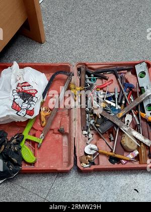 Cairo, Egitto, 24 agosto 2023: Cassetta degli attrezzi portatile con vari set di utensili utili per la manutenzione e il fissaggio di oggetti, con cacciaviti, sega, chiavi, b Foto Stock