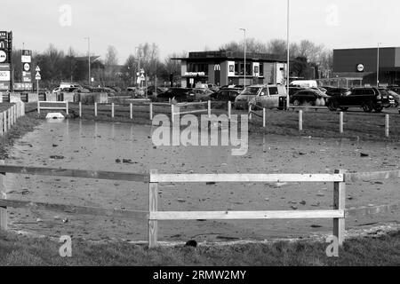 Bianco e nero, monocromatico: Brockhurst Gate, Gosport, Hampshire, Inghilterra. 22 gennaio 2023. Una gola allagata, ghiacciata. Foto Stock