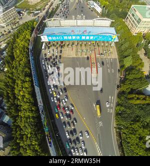 (141001) -- HANGZHOU, 1 ottobre 2014 -- un flusso di traffico per uscire dalla città fa un netto contrasto con un vialetto vuoto per entrare in città presso una stazione a pedaggio della superstrada il primo giorno delle festività nazionali cinesi a Hangzhou, capitale della provincia dello Zhejiang della Cina orientale, 1 ottobre 2014. Le festività della settimana d'oro della Festa Nazionale dovrebbero portare un picco turistico in tutto il paese. ) (lfj) CHINA-ZHEJIANG-HANGZHOU-NATIONAL DAY HOLIDAYS-TRAVEL (CN) XuxYu PUBLICATIONxNOTxINxCHN Hangzhou OCT 1 2014 un flusso di traffico per uscire dalla città crea un netto contrasto con il vialetto vuoto per e Foto Stock