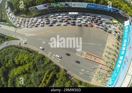 (141001) -- HANGZHOU, 1 ottobre 2014 -- un flusso di traffico per uscire dalla città fa un netto contrasto con un vialetto vuoto per entrare in città presso una stazione a pedaggio della superstrada il primo giorno delle festività nazionali cinesi a Hangzhou, capitale della provincia dello Zhejiang della Cina orientale, 1 ottobre 2014. Le festività della settimana d'oro della Festa Nazionale dovrebbero portare un picco turistico in tutto il paese. ) (lfj) CHINA-ZHEJIANG-HANGZHOU-NATIONAL DAY HOLIDAYS-TRAVEL (CN) XuxYu PUBLICATIONxNOTxINxCHN Hangzhou OCT 1 2014 un flusso di traffico per uscire dalla città crea un netto contrasto con il vialetto vuoto per e Foto Stock