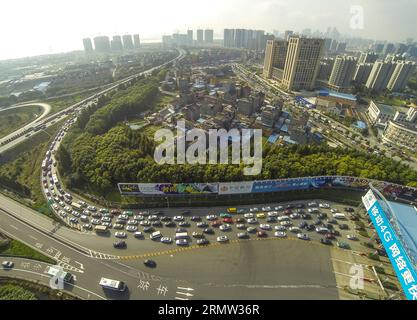 (141001) -- HANGZHOU, 1 ottobre 2014 -- un flusso di traffico per uscire dalla città fa un netto contrasto con un vialetto vuoto per entrare in città presso una stazione a pedaggio della superstrada il primo giorno delle festività nazionali cinesi a Hangzhou, capitale della provincia dello Zhejiang della Cina orientale, 1 ottobre 2014. Le festività della settimana d'oro della Festa Nazionale dovrebbero portare un picco turistico in tutto il paese. ) (lfj) CHINA-ZHEJIANG-HANGZHOU-NATIONAL DAY HOLIDAYS-TRAVEL (CN) XuxYu PUBLICATIONxNOTxINxCHN Hangzhou OCT 1 2014 un flusso di traffico per uscire dalla città crea un netto contrasto con il vialetto vuoto per e Foto Stock