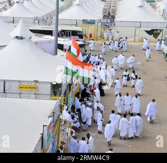 (141003) -- LA MECCA, -- pellegrini musulmani arrivano alla tenda città della Mina Valley vicino alla città Santa della Mecca, Arabia Saudita, il 2 ottobre 2014. Circa 2 milioni di pellegrini musulmani provenienti da 160 paesi e regioni di tutto il mondo sono venuti alla Mecca per iniziare l'hajj annuale. ) (Zhf) ARABIA SAUDITA-MECCA-HAJJ DongxLiwei PUBLICATIONxNOTxINxCHN Mecca i pellegrini musulmani arrivano ALLA città tenda della Valle della Mina vicino alla città Santa della Mecca Arabia Saudita IL 2 ottobre 2014 circa 2 milioni di pellegrini musulmani provenienti da 160 paesi e regioni del mondo sono venuti alla Mecca per avviare l'annuale Hajj Saudi Arabia Mecca Hajj PUBLICATIONx Foto Stock