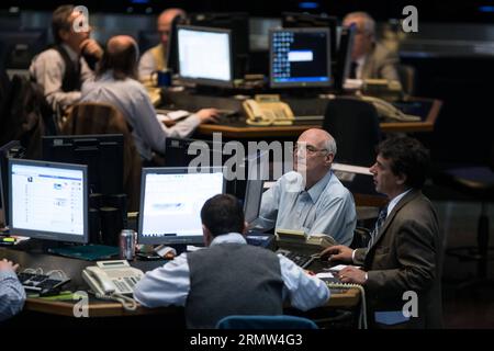 (141002) -- BUENOS AIRES, 2 ottobre 2014 -- gli operatori lavorano in una borsa di Buenos Aires, Argentina, il 2 ottobre 2014. L'indice della Borsa di Buenos Aires è sceso giovedì più del 7 per cento in seguito alle dimissioni di Carlos Fabrega, presidente della Banca centrale argentina, secondo la stampa locale. Martin Zabala) (vf) (sp) ARGENTINA-BUENOS AIRES-ECONOMY-BORSA e MARTINxZABALA PUBLICATIONxNOTxINxCHN Buenos Aires OCT 2 2014 operatori lavorano PRESSO una Scambio di bastoni a Buenos Aires Argentina IL 2 ottobre 2014 l'Indice della pelliccia di Buenos Aires Stick Exchange giovedì più di Foto Stock