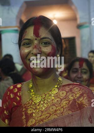 (141004) -- CALCUTTA, -- una donna indù indiana reagisce durante il festival di Durga Puja a Calcutta, capitale dello stato indiano orientale del Bengala Occidentale, 3 ottobre 2014. Il festival Durga Puja coinvolge il culto della dea indù Durga, che simboleggia il potere e il trionfo del bene sul male nella mitologia indù. INDIA-CALCUTTA-FESTIVAL-DURGA PUJA TumpaxMondal PUBLICATIONxNOTxINxCHN Calcutta to Indian Hindu Woman reagisce durante il Festival di Durga Puja a Calcutta capitale dello stato indiano orientale del Bengala OCCIDENTALE OCT 3 2014 Durga Puja Festival coinvolge il culto della dea indù Durga che simboleggia il potere e la T Foto Stock