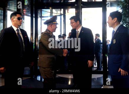 (141004) -- INCHEON, 4 ottobre 2014 -- il ministro dell'unificazione della Corea del Sud Ryoo Kihl-jae (2° R) stringe la mano a Hwang Pyong so (2° L), leader della Repubblica popolare democratica di Corea (RPDC), in un hotel a Incheon, Corea del Sud, 4 ottobre 2014. Hwang Pyong so parteciperà alla cerimonia di chiusura dei diciassettesimi Giochi asiatici nella città di Incheon, l'agenzia di stampa ufficiale della KCNA riportata sabato. Era accompagnato da Choe Ryong Hae e Kim Yang Gon, segretari del Comitato centrale del Partito dei lavoratori di Corea (WPK). )(MCG) (SP)COREA DEL SUD-INCHEON-17TH ASIAN GAMES-DPRK ALTI FUNZIONARI DUXBAI Foto Stock