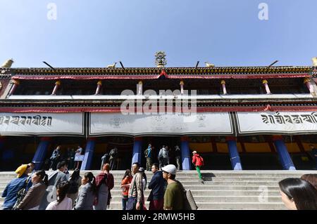 (141005) -- XI NING, 5 ottobre 2014 -- persone visitano il monastero di Taer nella provincia del Qinghai della Cina nord-occidentale, 3 ottobre 2014. Il turismo è in piena espansione nella provincia di Qinghai, con più di 16 milioni di arrivi turistici nei primi otto mesi, ha detto l'ufficio turistico provinciale. Gli arrivi turistici nella provincia registreranno un record durante la festa nazionale dal 1° al 7 ottobre). (hdt) CINA-QINGHAI-BOOM TURISTICO (CN) WuxGang PUBLICATIONxNOTxINxCHN Xi Ning OCT 5 2014 Celebrities Tour il monastero di Taer nella provincia di Qinghai della Cina nord-occidentale 3 ottobre 2014 il turismo È in piena espansione nella provincia di Qinghai Foto Stock