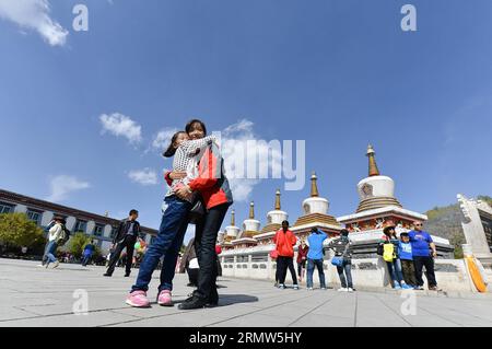 (141005) -- XI NING, 5 ottobre 2014 -- persone visitano il monastero di Taer nella provincia del Qinghai della Cina nord-occidentale, 3 ottobre 2014. Il turismo è in piena espansione nella provincia di Qinghai, con più di 16 milioni di arrivi turistici nei primi otto mesi, ha detto l'ufficio turistico provinciale. Gli arrivi turistici nella provincia registreranno un record durante la festa nazionale dal 1° al 7 ottobre). (hdt) CINA-QINGHAI-BOOM TURISTICO (CN) WuxGang PUBLICATIONxNOTxINxCHN Xi Ning OCT 5 2014 Celebrities Tour il monastero di Taer nella provincia di Qinghai della Cina nord-occidentale 3 ottobre 2014 il turismo È in piena espansione nella provincia di Qinghai Foto Stock