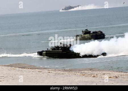 (141005) -- ZAMBALES PROVINCE, 5 ottobre 2014 -- Marine Amphibious Assault Vehicles atterrano sulla spiaggia durante il Mechanized Assault Drill come parte del 2014 Amphibious Landing Exercise (PHIBLEX) nella provincia di Zambales, Filippine il 5 ottobre 2014. Circa 5.000 soldati delle forze Armate delle Filippine e dei Marines statunitensi partecipano all'addestramento annuale. )(bxq) FILIPPINE-PROVINCIA DI ZAMBALES-TRAPANO RouellexUmali PUBLICATIONxNOTxINxCHN provincia di Zambales 5 ottobre 2014 VEICOLI d'assalto anfibi della Marina Country ON the Beach durante il Mechanized Assault Drill come parte del 2014 Amph Foto Stock