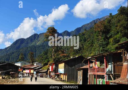 La foto scattata il 6 ottobre 2014 mostra la scena di un piccolo villaggio nella contea di Medog nella prefettura di Nyingchi, nella regione autonoma del Tibet della Cina sud-occidentale. Situato nel corso inferiore del fiume Yarlung Zangbo, Medog vanta un ambiente e una biodiversità ben conservati. (Wjq) CHINA-TIBET-MEDOG-SCENERY (CN) WenxTao PUBLICATIONxNOTxINxCHN foto scattata IL 6 ottobre 2014 mostra la scena di un piccolo villaggio nella contea di Medog nella prefettura di Nyingchi regione autonoma del Tibet della Cina sud-occidentale situata nel corso inferiore del fiume Yarlung Zangbo Medog vanta di ambiente e biodiversità ben conservati chi Foto Stock