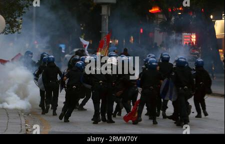(141008) -- ANKARA, 8 ottobre 2014 -- i poliziotti arrestano i manifestanti ad Ankara, capitale della Turchia, l'8 ottobre 2014. Le autorità turche hanno imposto il coprifuoco in cinque province dopo che almeno 12 persone sono state uccise durante le proteste anti-islamiche dello Stato (IS), ha riferito l'agenzia di stampa locale Dogan. Il coprifuoco è stato dichiarato nelle province sudorientali di Mardin, Van, Siirt, Batman e Diyarbakir nel tentativo di disperdere le manifestazioni contro l'avanzata dei militanti IS nella città di Kobane popolata dai curdi nel nord della Siria. TURCHIA-ANKARA-PROTESTA-È MertxMacit PUBLICATIONxNOTxINxCHN Ankara OCT 8 2014 poliziotti AR Foto Stock