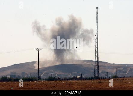 (141008) -- ANKARA, 8 ottobre 2014 -- foto scattata l'8 ottobre 2014 che mostra il fumo sorge dalla città siriana di Kobani. Le forze di sicurezza turche hanno adottato rigorose misure di sicurezza lungo il confine turco-siriano per impedire infiltrazioni dalla Siria nel territorio turco.) TURKEY-SANLIURFA-SECUTITY MEASURES-INTENSIFIED MertxMacit PUBLICATIONxNOTxINxCHN Ankara 8 ottobre 2014 foto scattata L'8 ottobre 2014 che mostra gli ascesa del fumo dalla città siriana delle forze di sicurezza turche hanno adottato rigorose misure di sicurezza lungo la linea di frontiera siriana turca per impedire alla Siria Di entrare nel Terr turco Foto Stock