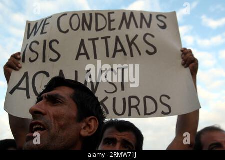 (141008) -- ATENE, 8 ottobre 2014 -- uomini curdi che vivono in Grecia protestano nel centro di Atene durante una manifestazione pro-curda contro gli attacchi lanciati dagli insorti dello Stato islamico contro la città siriana di Kobane e la mancanza di azione da parte del governo turco l'8 ottobre 2014. Gli attacchi aerei intensificati hanno aiutato la milizia curda a respingere gli insorti dello Stato islamico che combattevano per Kobane, mentre la pressione cresceva per una maggiore azione internazionale per salvare la città di confine siriana chiave. GRECIA-ATENE-DIMOSTRAZIONE-È MariosxLolos PUBLICATIONxNOTxINxCHN Atene 8 ottobre 2014 uomini curdi che vivono in Grecia protestano a Centr Foto Stock