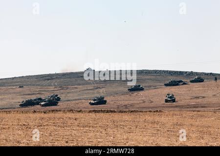 (141008) -- ANKARA, 8 ottobre 2014 -- i carri armati dell'esercito turco prendono posizione sul lato turco del confine turco-siriano l'8 ottobre 2014. Le forze di sicurezza turche hanno adottato rigorose misure di sicurezza lungo il confine turco-siriano per impedire infiltrazioni dalla Siria nel territorio turco.) TURKEY-SANLIURFA-SECUTITY MEASURES-INTENSIFIED MertxMacit PUBLICATIONxNOTxINxCHN Ankara OCT 8 2014 carri armati dell'esercito turco prendono posizione SUL lato turco del confine turco-siriano ALL'8 ottobre 2014 le forze di sicurezza turche hanno adottato rigorose misure di sicurezza lungo la linea di frontiera turco-siriana a Pr Foto Stock