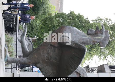 Namur, Belgio. 30 agosto 2023. Il ministro vallone Elio di Rupo e il ministro fiammingo Jan Jambon fanno una passeggiata nel centro della città di Namur dopo un incontro bilaterale tra i presidenti vallone e fiamminghi, mercoledì 30 agosto 2023 a Jambes, Namur. BELGA PHOTO BENOIT DOPPAGNE Credit: Belga News Agency/Alamy Live News Foto Stock