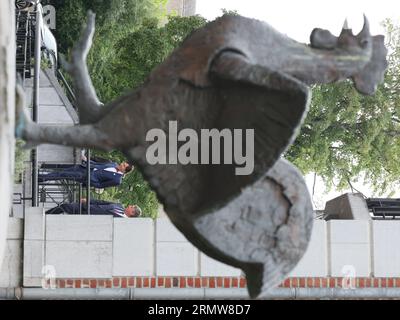 Namur, Belgio. 30 agosto 2023. Il ministro vallone Elio di Rupo e il ministro fiammingo Jan Jambon fanno una passeggiata nel centro della città di Namur dopo un incontro bilaterale tra i presidenti vallone e fiamminghi, mercoledì 30 agosto 2023 a Jambes, Namur. BELGA PHOTO BENOIT DOPPAGNE Credit: Belga News Agency/Alamy Live News Foto Stock