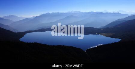 (141012) -- MUGU, 12 ottobre 2014 -- foto scattata il 12 ottobre 2014 mostra il lago rara nelle prime ore del mattino a Mugu, Nepal. Il lago rara, il più grande lago del Nepal, si trova sotto il Parco Nazionale rara a circa 2.990 metri (9.810 piedi) sopra il livello del mare. )(zhf) NEPAL-MUGU-RARA LAKE VIEW SunilxSharma PUBLICATIONxNOTxINxCHN Mugu 12 ottobre 2014 foto scattata IL 12 ottobre 2014 mostra il lago rara al mattino presto a Mugu Nepal Rara Lake il più grande lago del Nepal Falls sotto il Rara National Park AD altitudine circa 2 990 metri 9 810 piedi sopra il livello del mare Nepal Mugu Rara Lake View PUBLICATIONxNOTxINxCHN Foto Stock