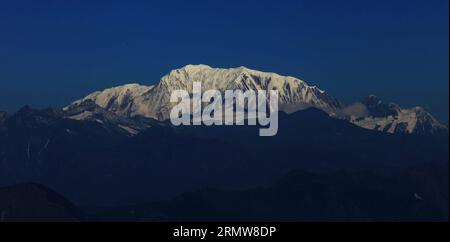 (141012) -- MUGU, 12 ottobre 2014 -- foto scattata il 12 ottobre 2014 mostra una magnifica vista della montagna Saipal a Mugu, Karnali, Nepal. Saipal è una montagna dell'Himalaya nel nord-ovest del Nepal con un'altitudine di 7.031 metri. )(zhf) NEPAL-MUGU-SAIPAL MONTAGNA SunilxSharma PUBLICATIONxNOTxINxCHN Mugu 12 ottobre 2014 foto scattata IL 12 ottobre 2014 mostra una magnifica vista della montagna a Mugu il Nepal È una montagna dell'Himalaya del nord-ovest del Nepal con un'elevazione di 7 METRI Nepal Mugu Mountain PUBLICATIONxNOTxINxCHN Foto Stock