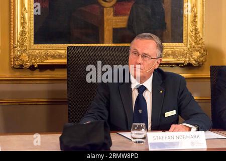 Staffan Normark, segretario permanente della Royal Swedish Academy of Sciences, annuncia il vincitore del Premio Nobel per le scienze economiche 2014, durante la conferenza stampa della Royal Swedish Academy of Sciences a Stoccolma, Svezia, 13 ottobre 2014. L'economista francese Jean Tirole ha vinto il Premio Nobel per le Scienze economiche nel 2014. (Dzl) SVEZIA-STOCCOLMA-PREMIO NOBEL-ECONOMIA ShixTiansheng PUBLICATIONxNOTxINxCHN Staffan Normark segretario permanente della Royal Swedish Academy of Sciences annuncia il vincitore del Premio Nobel per le Scienze economiche 2014 durante la News Conference della Royal Swedish AC Foto Stock