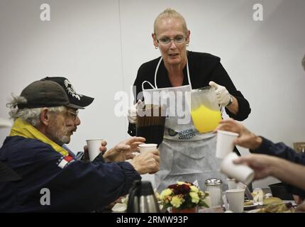 (141013) -- VANCOUVER, 13 ottobre 2014 -- le persone godono di una cena del Ringraziamento gratuita a Vancouver, Canada, 13 ottobre 2014. Oltre 3.000 persone che soffrono di povertà e senzatetto nell'area metropolitana di Vancouver sono offerte pasti gratuiti dalla Union Gospel Mission qui per il giorno del Ringraziamento canadese. ) CANADA-VANCOUVER-THANKSGIVING-CHARITY LiangxSen PUBLICATIONxNOTxINxCHN Vancouver OCT 13 2014 celebrità Godetevi una cena del Ringraziamento gratuita a Vancouver Canada 13 ottobre 2014 oltre 3 000 celebrità che soffrono di povertà e senzatetto Ness nella Metro Vancouver area sono offerti pasti gratuiti dalla Union Gospel Mission qui per ca Foto Stock