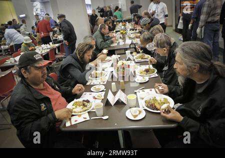 (141013) -- VANCOUVER, 13 ottobre 2014 -- le persone godono di una cena del Ringraziamento gratuita a Vancouver, Canada, 13 ottobre 2014. Oltre 3.000 persone che soffrono di povertà e senzatetto nell'area metropolitana di Vancouver sono offerte pasti gratuiti dalla Union Gospel Mission qui per il giorno del Ringraziamento canadese. ) CANADA-VANCOUVER-THANKSGIVING-CHARITY LiangxSen PUBLICATIONxNOTxINxCHN Vancouver OCT 13 2014 celebrità Godetevi una cena del Ringraziamento gratuita a Vancouver Canada 13 ottobre 2014 oltre 3 000 celebrità che soffrono di povertà e senzatetto Ness nella Metro Vancouver area sono offerti pasti gratuiti dalla Union Gospel Mission qui per ca Foto Stock