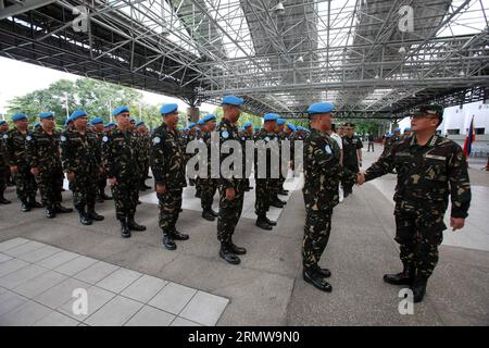 (141015) -- QUEZON CITY, 15 ottobre 2014 -- forze armate delle Filippine (AFP) Capo di Stato maggiore tenente generale Gregorio Pio Catapang Jr. (1st R) stringe la mano a un membro del 17th Philippine Contingent ad Haiti durante la cerimonia di assegnazione della medaglia del servizio delle Nazioni Unite all'interno di Camp Aguinaldo a Quezon City, Filippine, 15 ottobre 2014. Le forze Armate delle Filippine (AFP) hanno detto martedì che oltre un centinaio di forze di pace filippine schierate in Liberia saranno rimpatriate il mese prossimo a causa del rischio rappresentato dallo scoppio della malattia del virus Ebola nel paese dell'Africa occidentale. ) FILIPPINE-Q Foto Stock