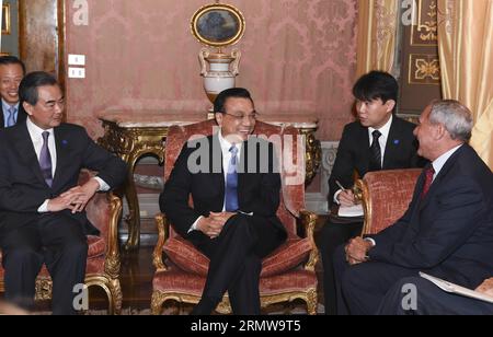 (141015) -- ROMA, 15 ottobre 2014 -- il Premier cinese li Keqiang (C) incontra il presidente del Senato italiano Piero grasso (1° R) a Roma, Italia, 15 ottobre 2014. ) (wf) ITALIA-ROMA-CHINESE PREMIER-MEETING LixXueren PUBLICATIONxNOTxINxCHN Roma OCT 15 2014 il Premier cinese Left Keqiang C incontra il Presidente del Senato italiano Piero grasso 1° r a Roma Italia OCT 15 2014 WF Italia Roma Chinese Premier Meeting LixXueren PUBLICATIONxNOTxINxCHN Foto Stock