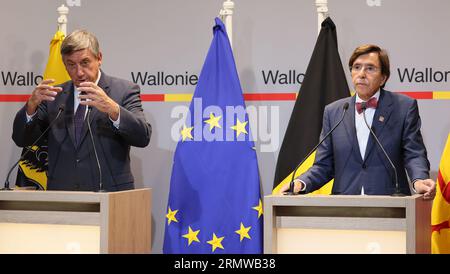 Namur, Belgio. 30 agosto 2023. Il ministro fiammingo Jan Jambon e il ministro vallone Elio di Rupo sono stati fotografati in una conferenza stampa dopo un incontro bilaterale tra i presidenti valloni e i ministri fiamminghi, mercoledì 30 agosto 2023 a Jambes, Namur. BELGA PHOTO BENOIT DOPPAGNE Credit: Belga News Agency/Alamy Live News Foto Stock