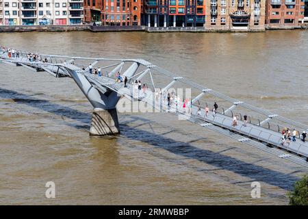 Pedoni che attraversano il Millennium Bridge sul Tamigi nel centro di Londra, Regno Unito Foto Stock